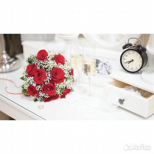 Раскошный свадебный букет из роз и гипсофилы