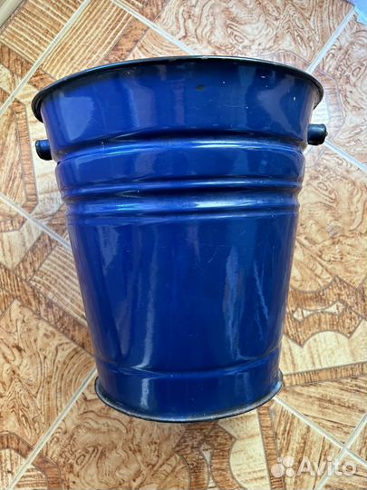 Эмалированное ведро с крышкой