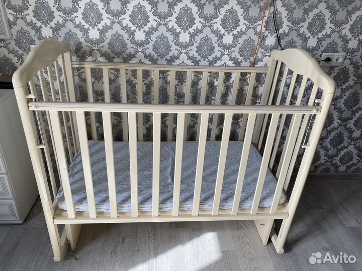 Детская кроватка с маятником