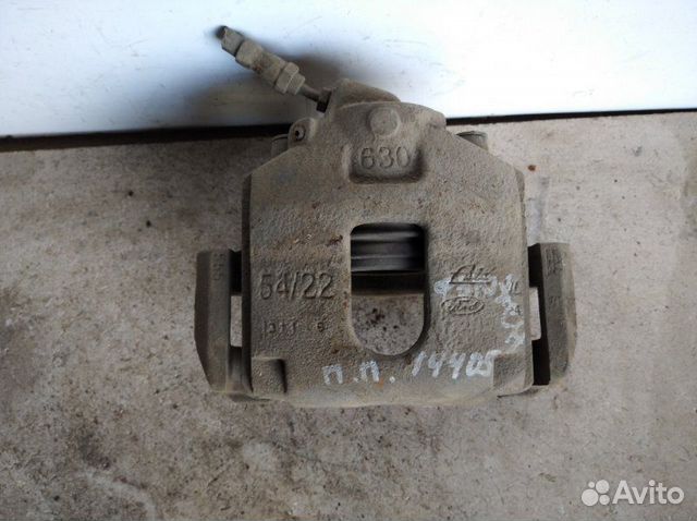 Суппорт передний правый Ford Fusion 2009