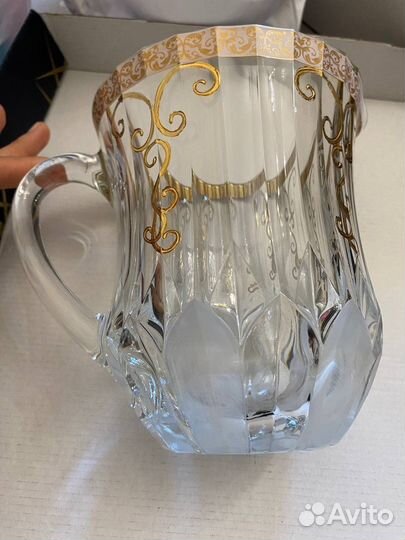 Кувшин и стаканы