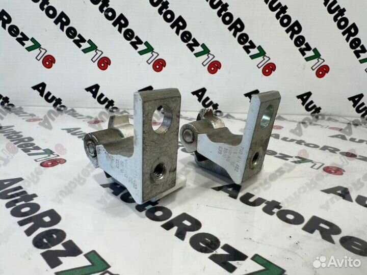 Петля двери передняя правая Volkswagen Polo 5