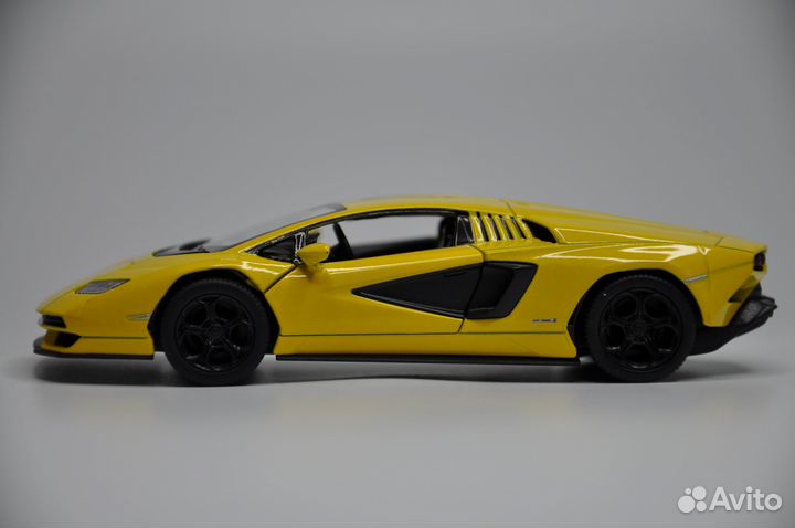 Модель автомобиля Lamborghini Countach LPI металл