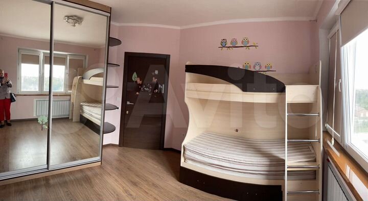 Доля в 2-к. квартире, 64 м², 8/17 эт.