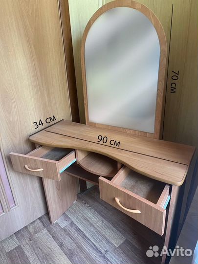 Туалетный столик с зеркалом