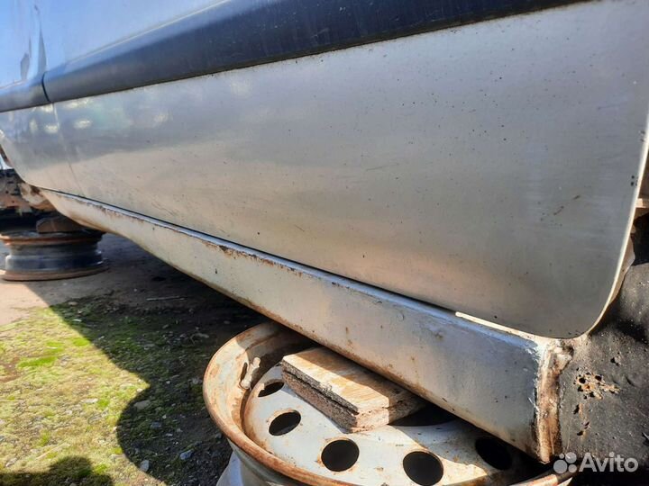 Дверь передняя правая Toyota avensis 1 t220