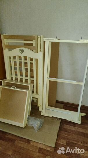 Детская кроватка с маятником, ящиком и матрасом