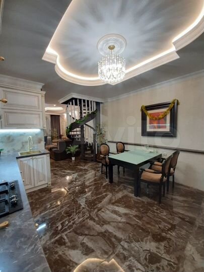 Коттедж 370 м² на участке 6 сот.