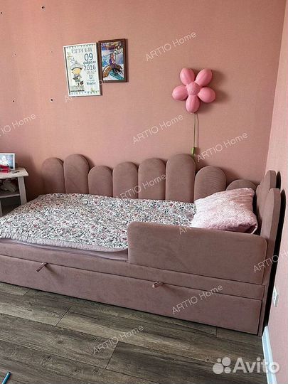 Детская кровать со спинкой