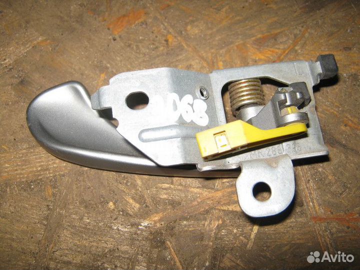 Ручка двери левой внутренняя Mitsubishi Carisma 1