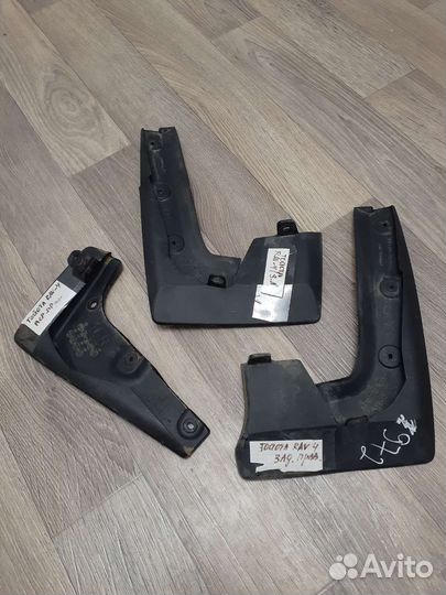 Брызговик задний правый Toyota Rav4