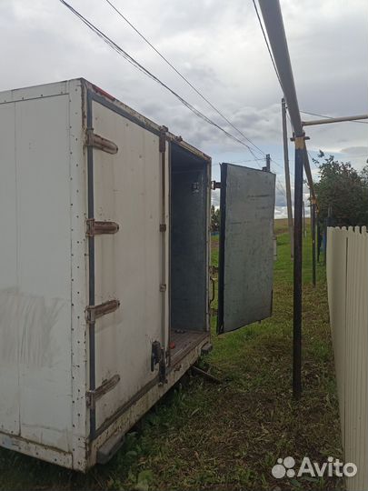 Будка с рефрижератором