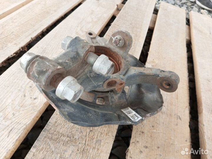 Кулак поворотный передний левый Toyota Camry XV40