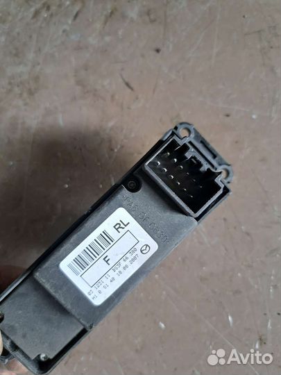 Кнопки стеклоподъемников на Mazda 3