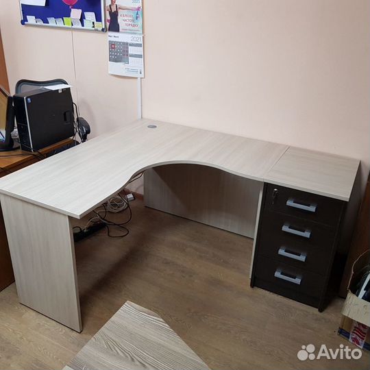 Офисная мебель. Угловой письменный стол. Тумба
