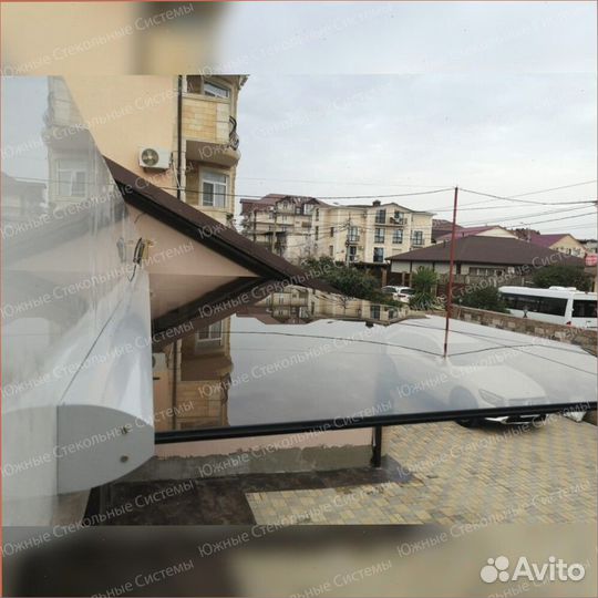 Стеклянный козырек над входной дверью