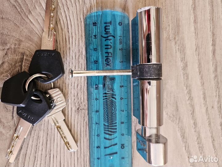 Личинка замка Avers с ключами