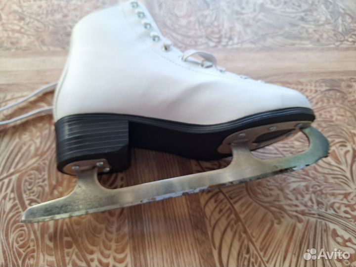 Коньки фигурные женские 40 размер