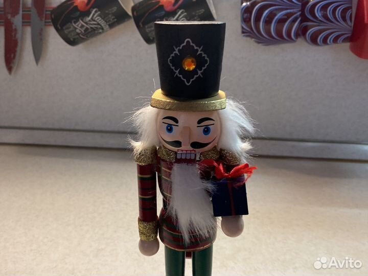 Щелкунчик деревянный 26см