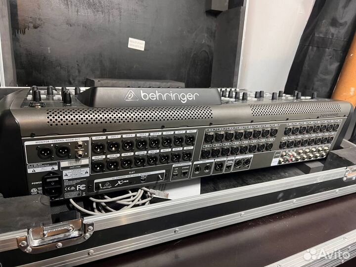 Цифровой микшерный пульт Behringer x32