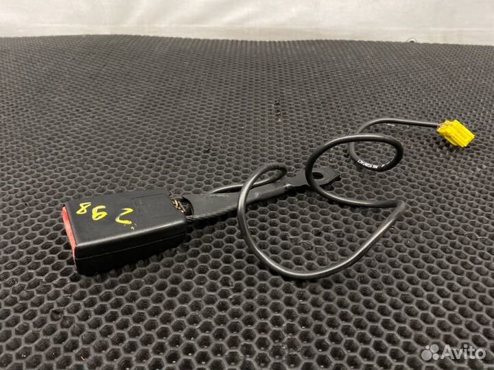 Ответная часть ремня безопасности передняя