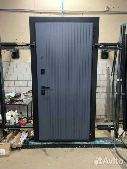 Дверь входная R1 с зеркалом