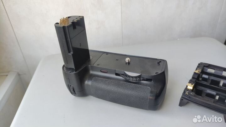 Аналог Nikon MB-D80 с вставкой под AA