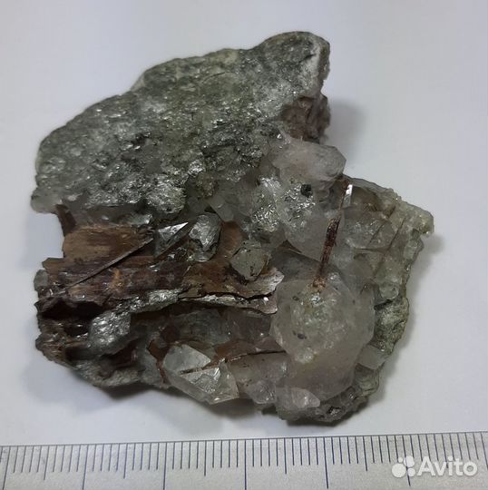 Кварц с брукитом и анатазом Приполярного Урала