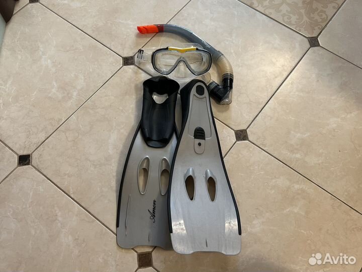 Маска для подводного плавания с трубкой и ластами