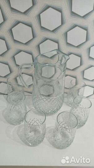 Кувшин со стаканами, графин, бокалы, бутыли