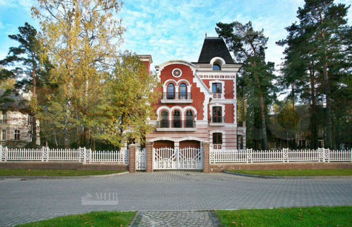 Дом 702 м² на участке 24 сот.