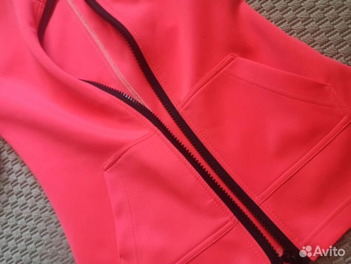 Яркая кофта на замочке