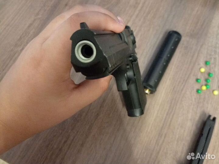 Игрушечный пистолет стреляет 30 метров 10 потрон