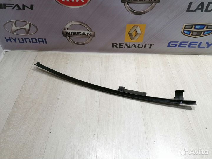 Направляющая стекла Nissan tiida Прав
