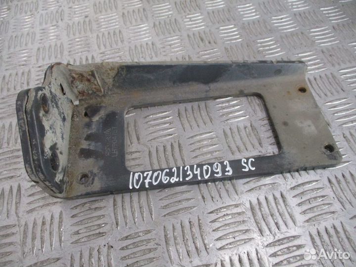 Кронштейн противооткатного упора левый Scania 1904