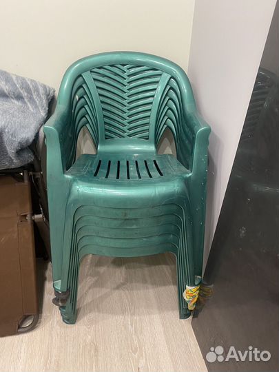 Пластиковые стулья