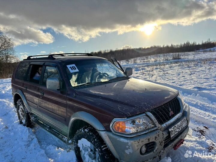 Вытащить из грязи и снега застрял автомобиль