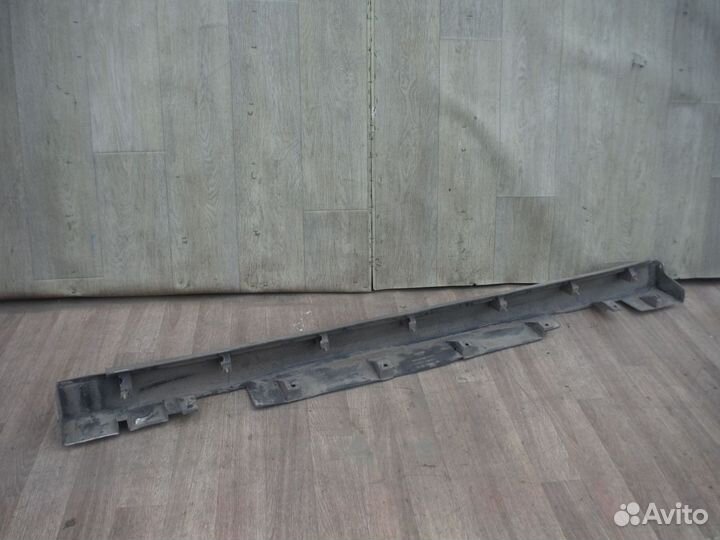 Порог накладка правый nissan Tiida 2010