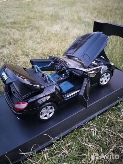 Модель mercedes slk 1:18 Maisto