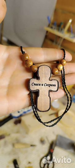 Нательный крест из дерева мансония