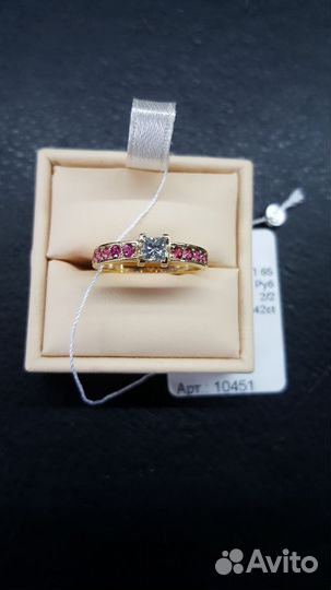 Новое кольцо с бриллиантом 0.26 ct. и рубинами