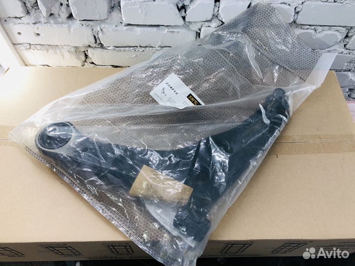 Рычаг левый передний lancer 9