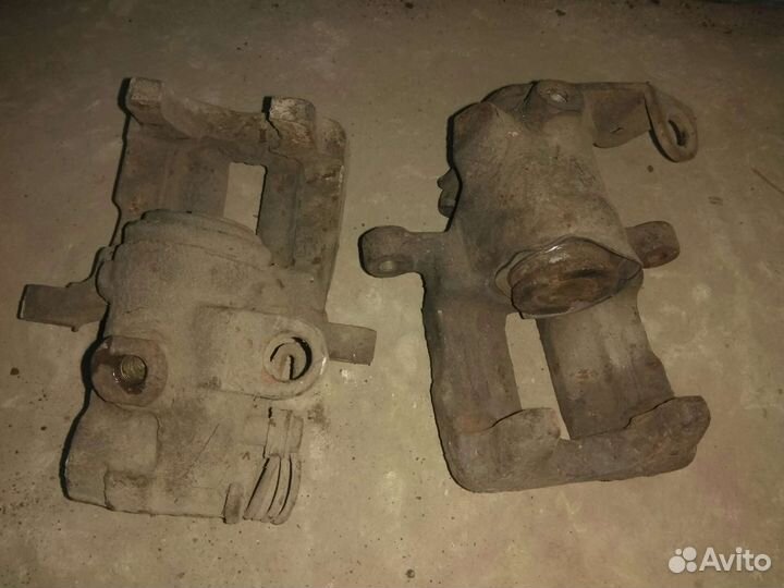 Приспособление для замены задних колодок ауди100