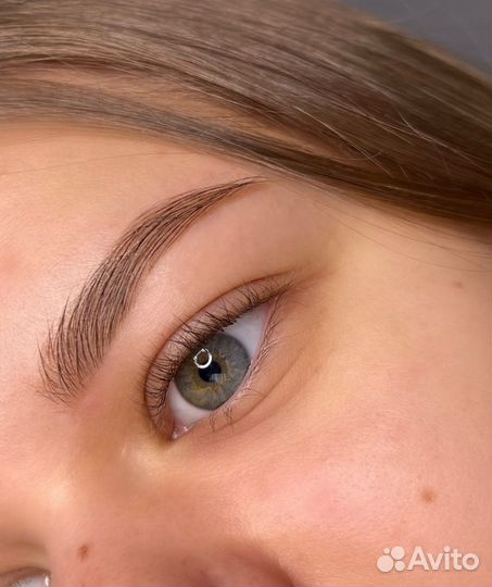 Модель на брови, окрашивание бровей/ламинирование