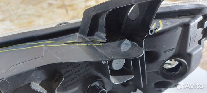 Фара галогеновая передняя правая Mitsubishi Pajero