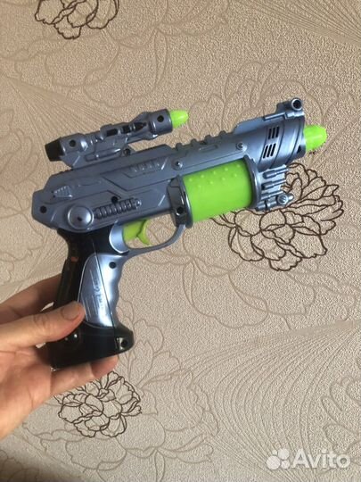 Пистолет лазерный на батарейках