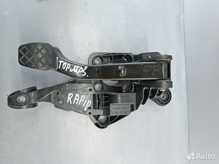Педаль тормоза Skoda Rapid