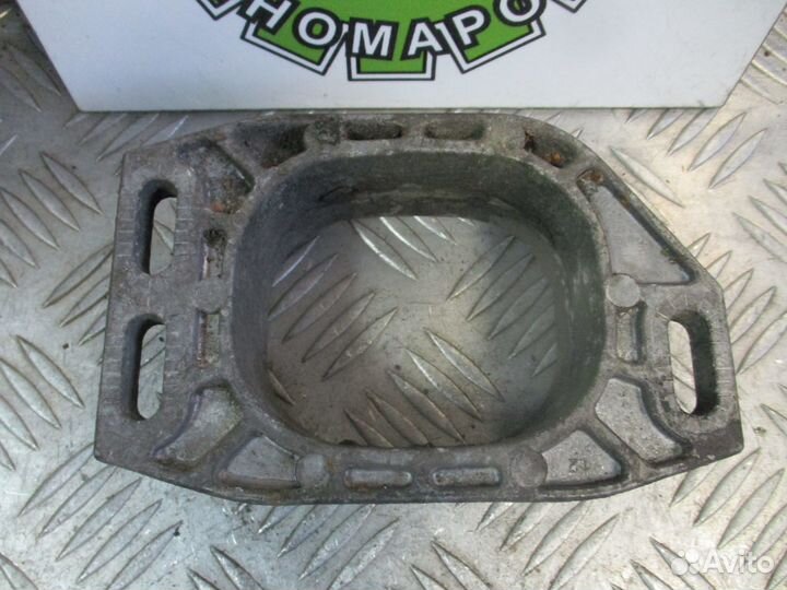 Кронштейн двигателя передний Volkswagen Passat B5