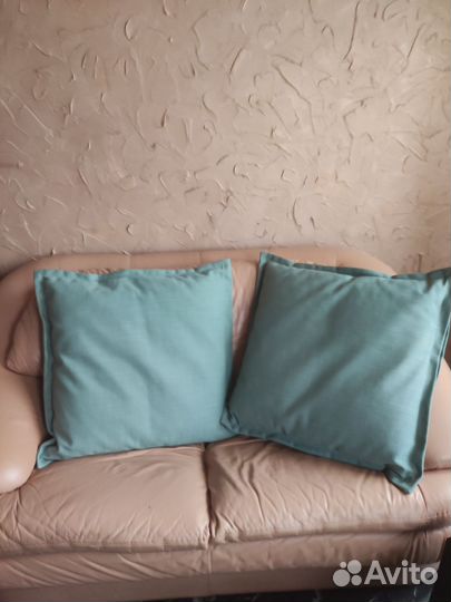 Две диванные подушки