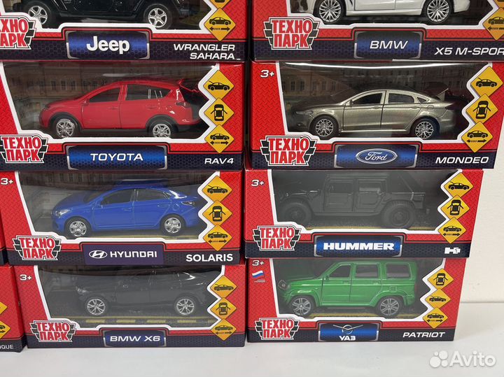 Модель машинки металлическая 1:43 в коробке